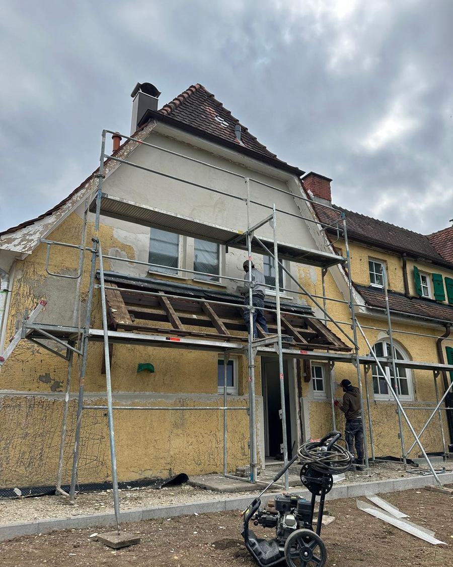 Eingerüstete Fassade während der Putzsanierung durch Maai Bautechnik
