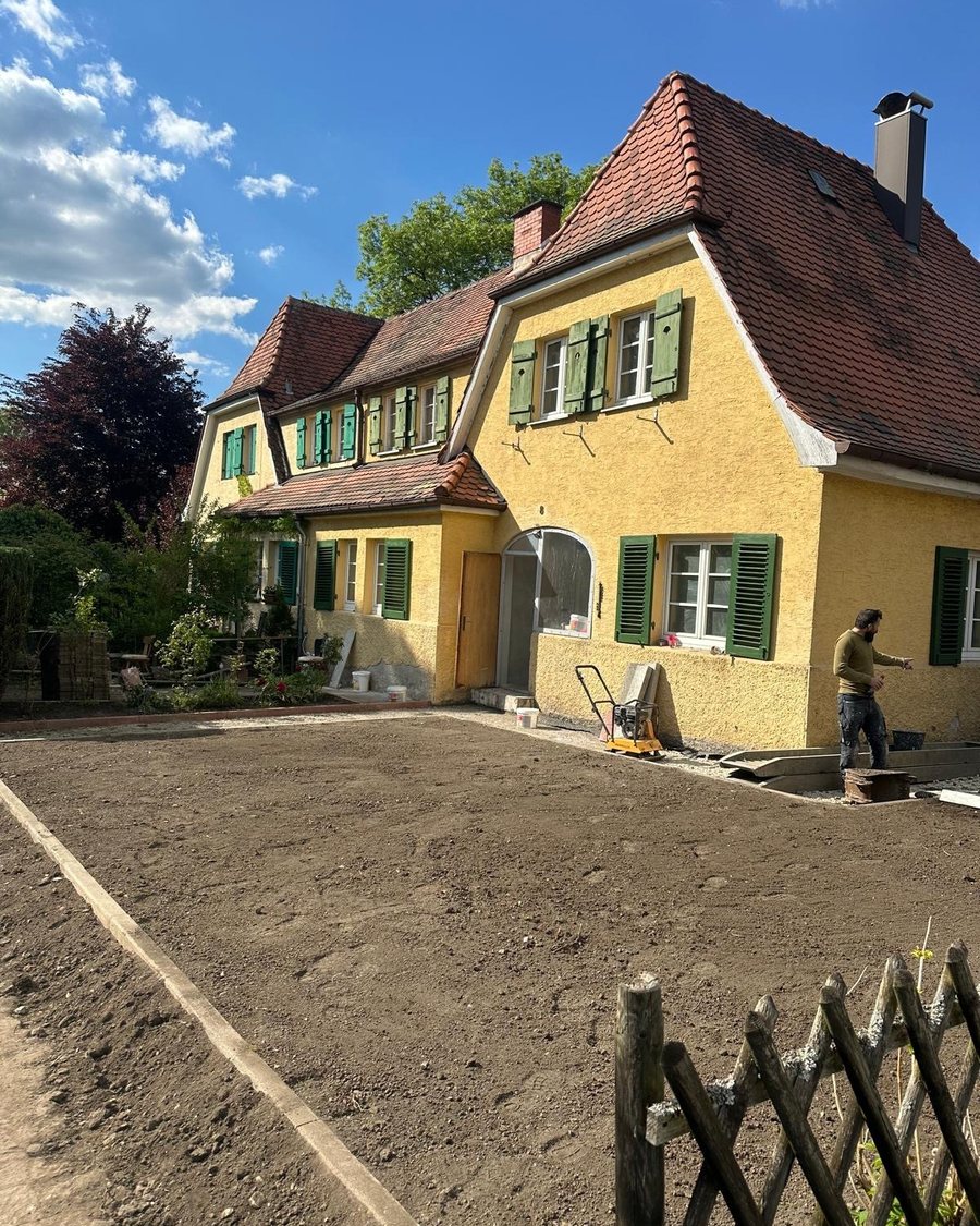 Wohnhaus während der Sanierung mit neu angelegtem Vorgarten