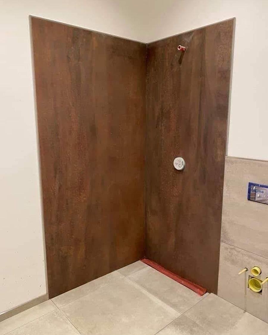 Dusche mit großformatigen Platten in Rostoptik, verlegt von Maai Bautechnik