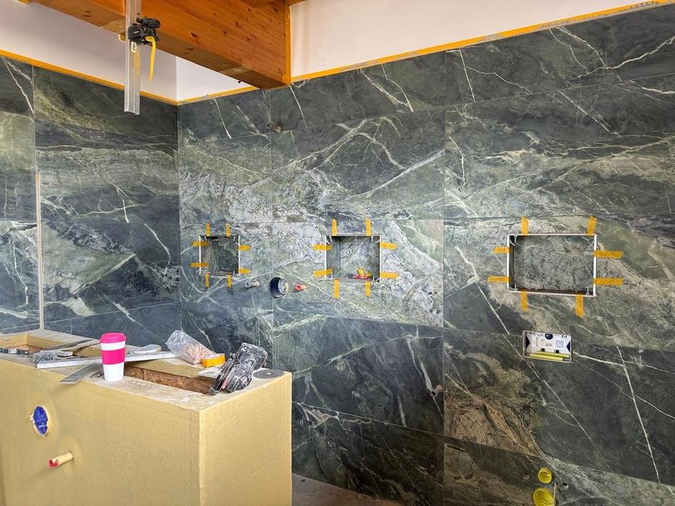 Großformatig gefliestes Badezimmer in Marmoroptik, ausgeführt von Maai Bautechnik