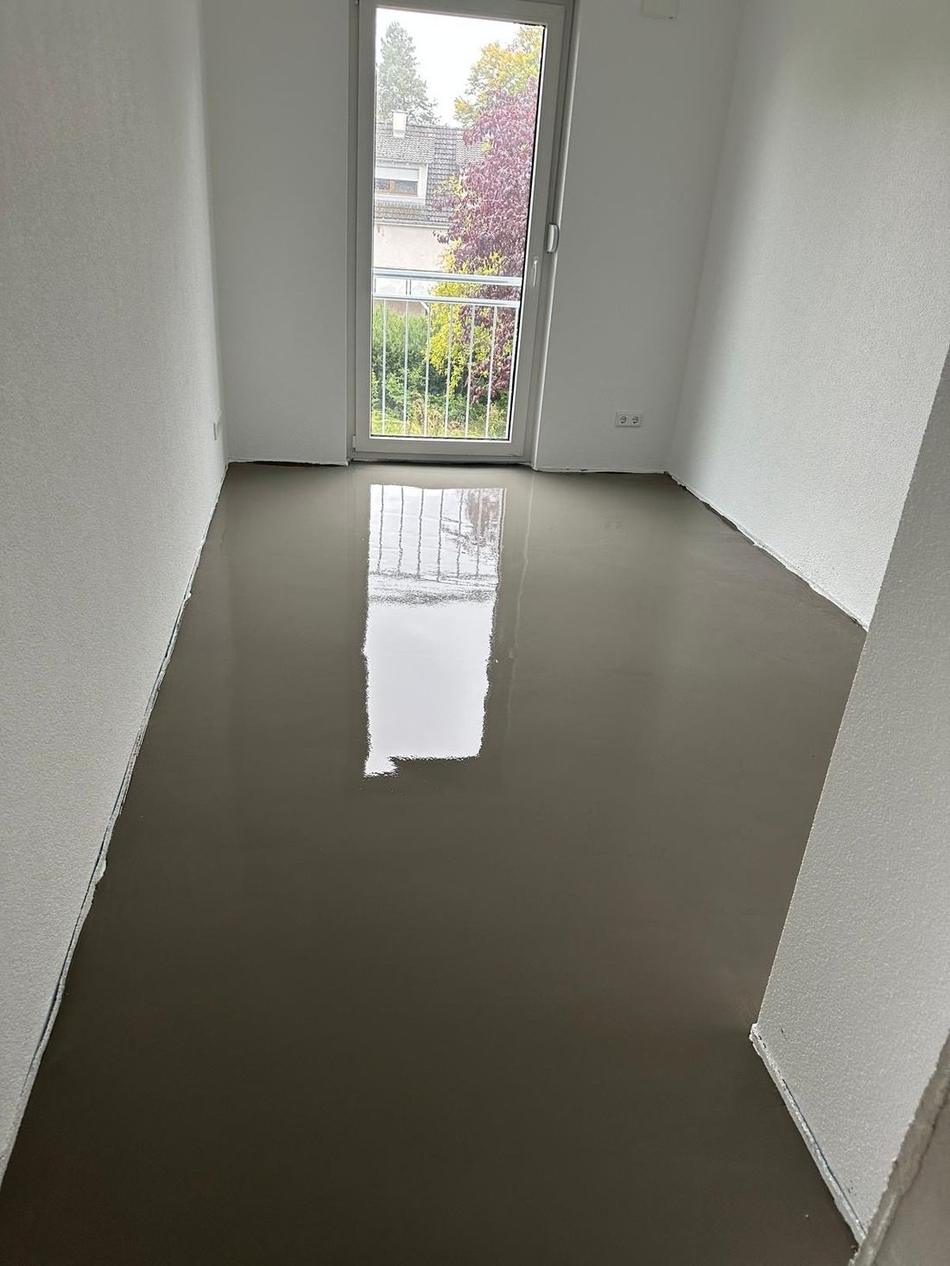 Frisch eingebrachter Fließestrich über der Fußbodenheizung, ausgeführt von Maai Bautechnik