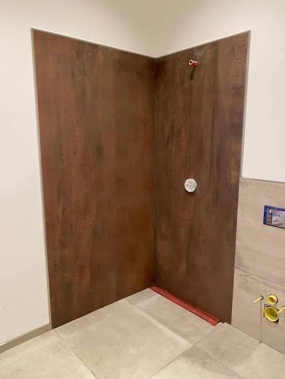 Dusche mit großformatigen Platten in Rostoptik, ausgeführt von Maai Bautechnik