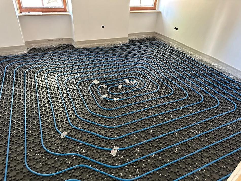 Verlegte Heizkreise einer Fußbodenheizung auf Noppenplatten, ausgeführt von Maai Bautechnik