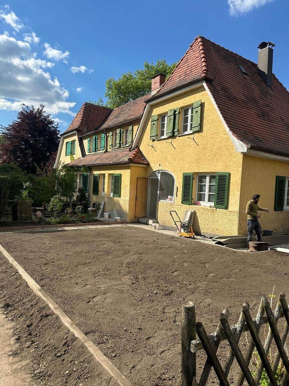 Hausfassade vor der Sanierung mit aufgegrabenem Vorgarten, ausgeführt von Maai Bautechnik