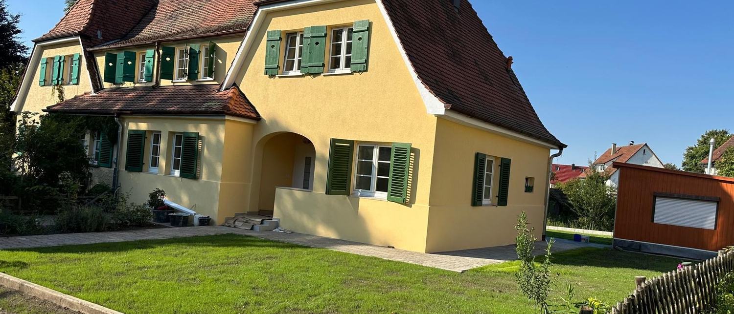 Saniertes Wohnhaus mit neuer Fassade und angelegtem Garten
