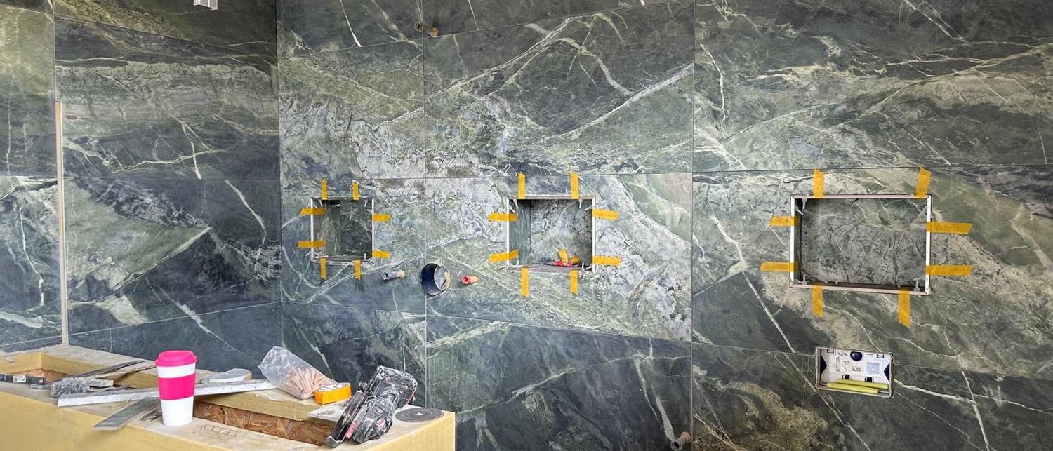 Großformatig gefliestes Badezimmer, ausgeführt von Maai Bautechnik in Rottweil