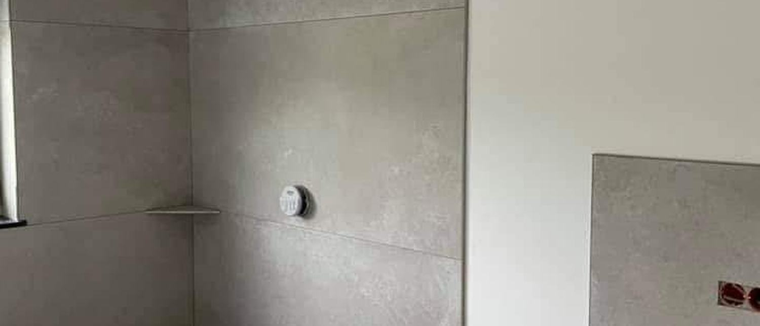 Fertig gefliestes Badezimmer, sauber übergeben von Maai Bautechnik