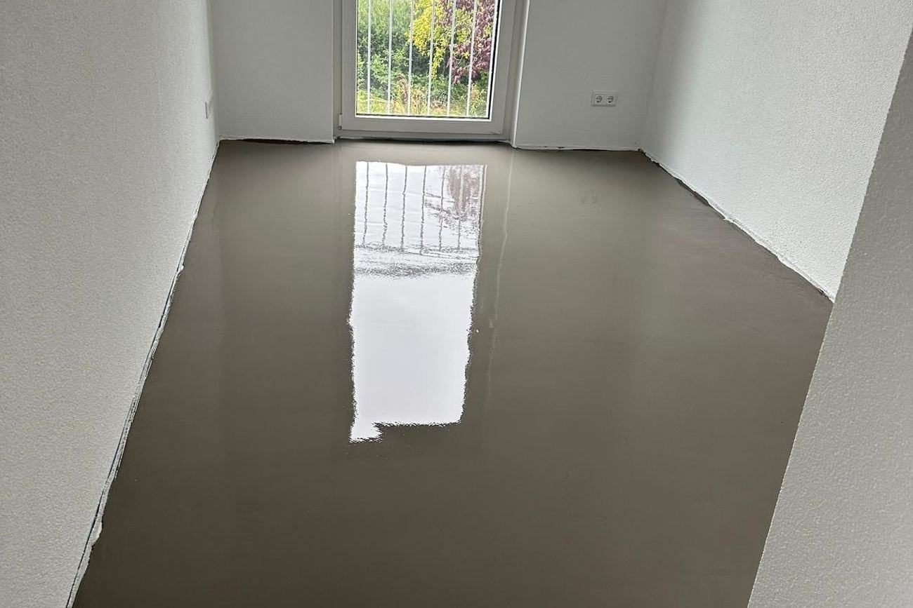Estrichverlegung über der Fußbodenheizung durch Maai Bautechnik